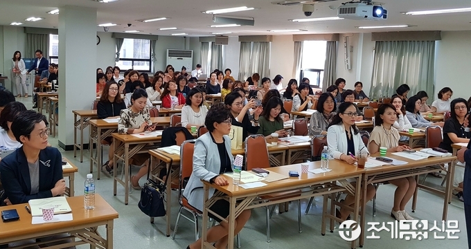 열띤 강의를 듣고 있는 한국여성세무사회원들