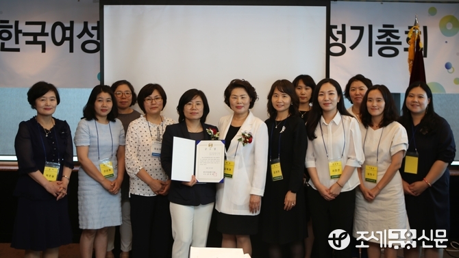 공로상 수상자들이 김옥연 회장(사진 좌측에서 6번째)와 함께 기념사진을 촬영하고 있다. (사진=박가람 기자)